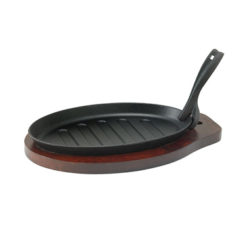 Winco ISP-3 cast iron steak platter set in black with wood underliner and gripper handle, three-quarter view
